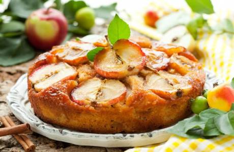 Charlotte on kefir with apples