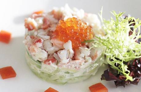 Ensalada de camarones y caviar