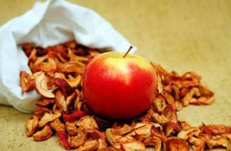 Dried apple compote
