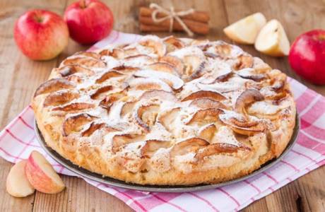 Torte mit Äpfeln im Ofen