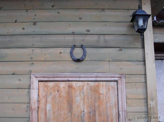 How to hang a horseshoe over a door