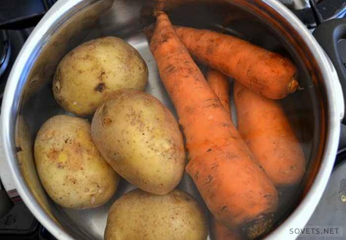 Perunat ja porkkanat pannulla