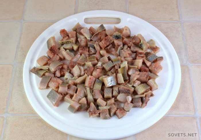 Kuutioitu silli lautasella