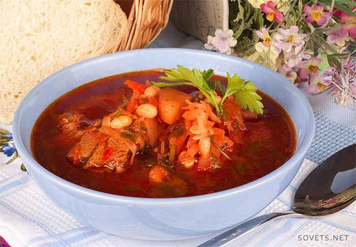 Sopa de beterraba vermelha ucraniana com feijão