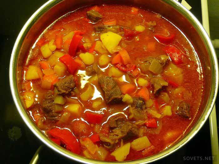 Sopa de beterraba com carne e donuts
