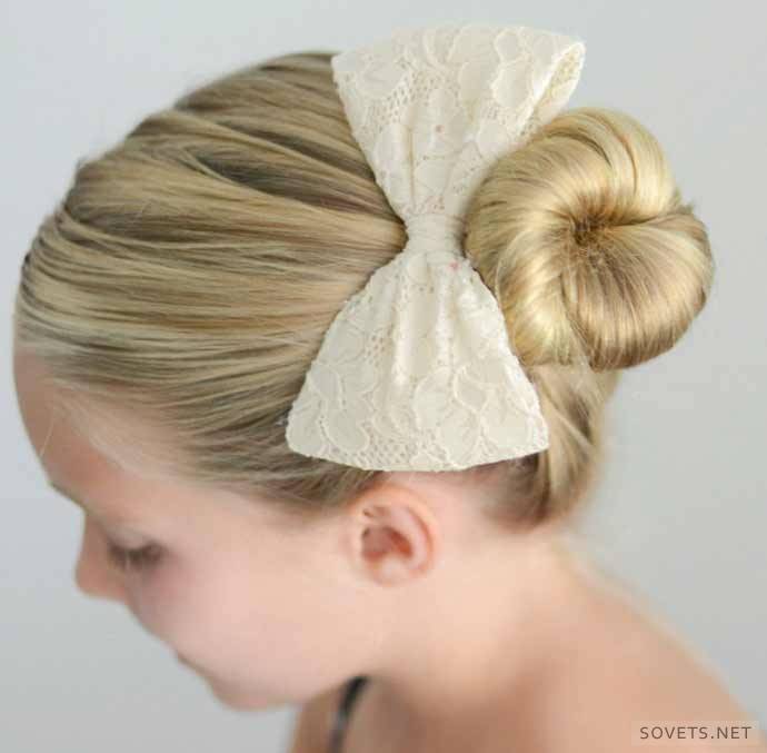Penteado para meninas com um arco