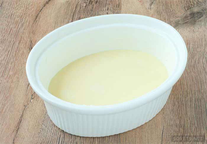 Vierte la mezcla en una fuente para horno