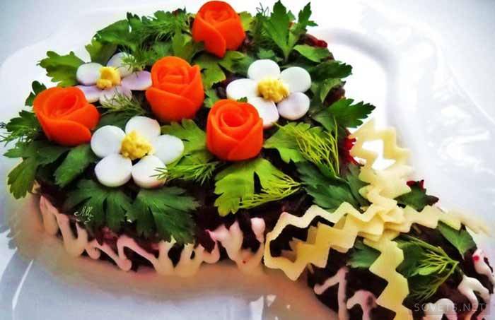 Fiori su un'aringa sotto una pelliccia