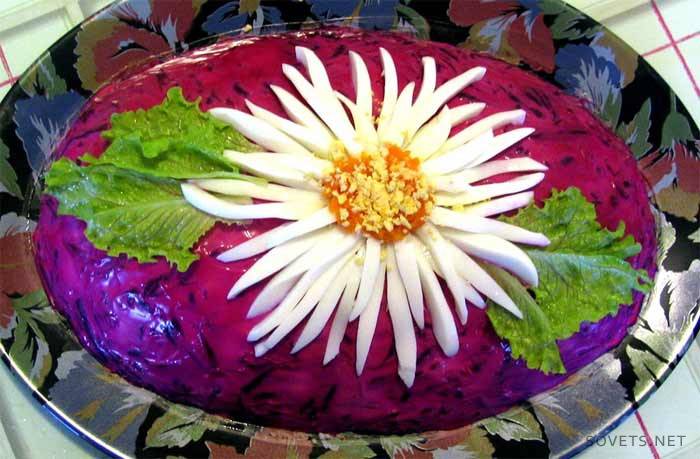 Decorazione di un'aringa sotto una pelliccia
