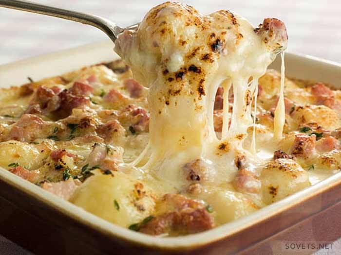 Patate fritte con carne
