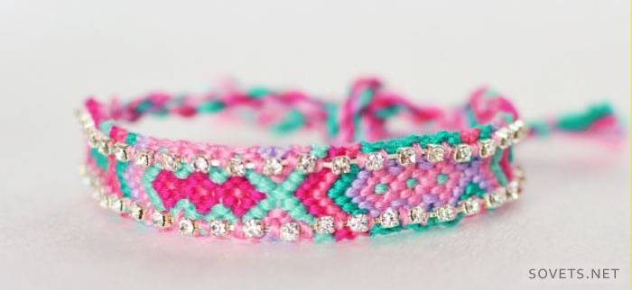 Raksts ar rhinestones un akmeņiem.