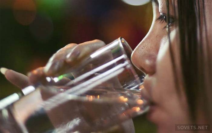Kobieta pije alkohol