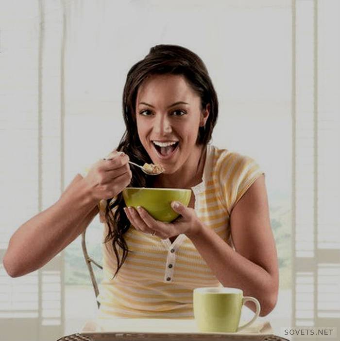Chica desayuna