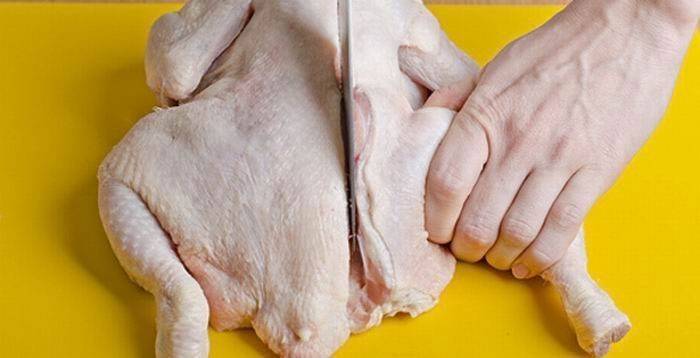 Tavuk karkasını düzgün bir şekilde doğramak önemlidir