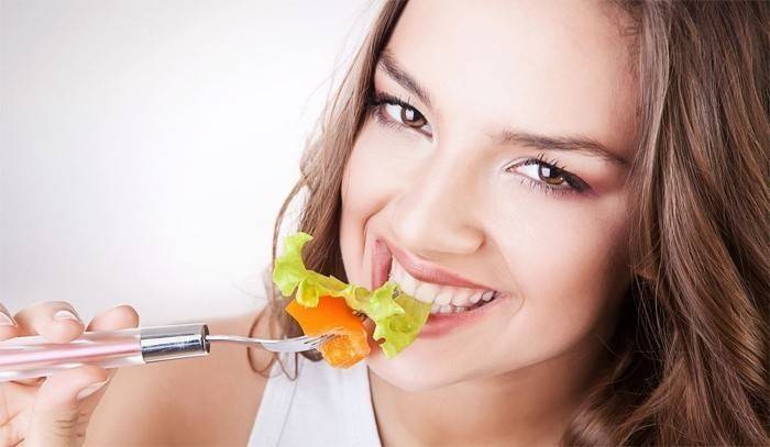Người phụ nữ tuân theo chế độ ăn kiêng viêm túi mật