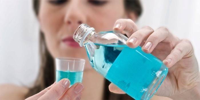Femme verse un produit de rinçage