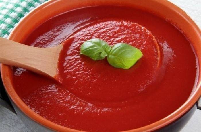 Salsa de tomate de grosella roja