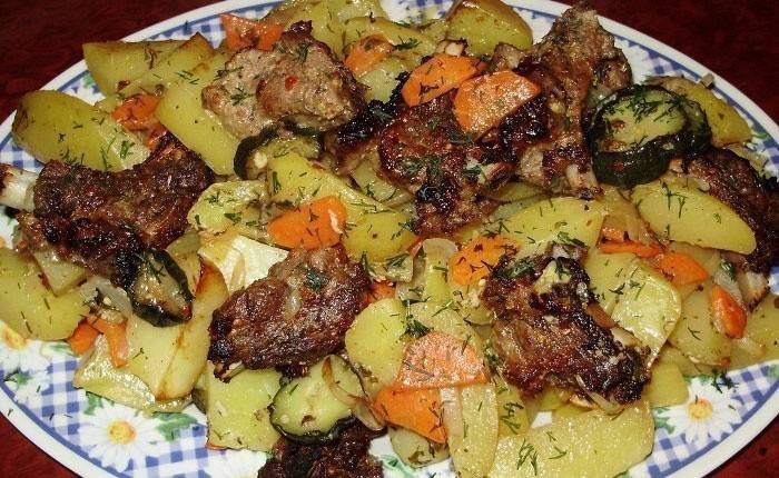 Sertés- és burgonya étel egy lassú tűzhelyen