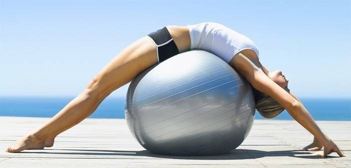 Moteris ant fitball