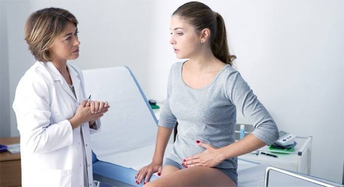 La fille consulte un gynécologue