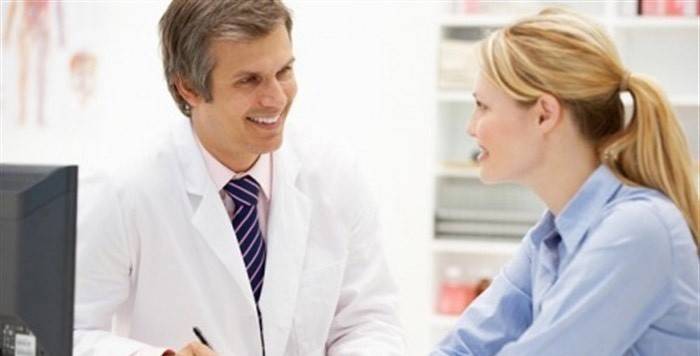 consultazione con un medico sull'assunzione di erbe