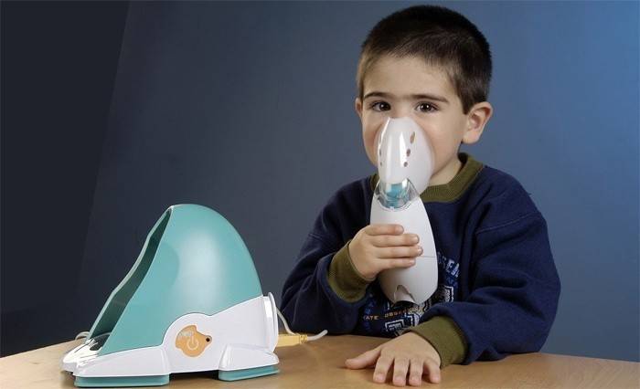 Inhalation eines Verneblers für ein Kind