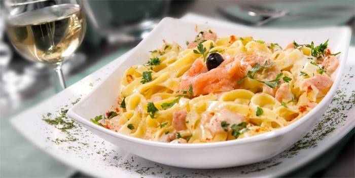 Sirviendo platos con fettuccine