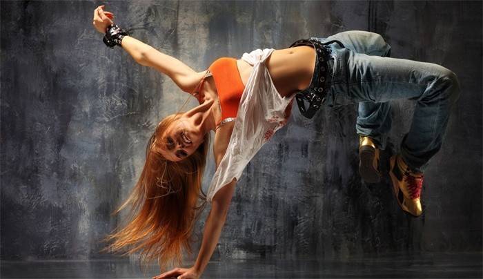 Chica bailando break dance