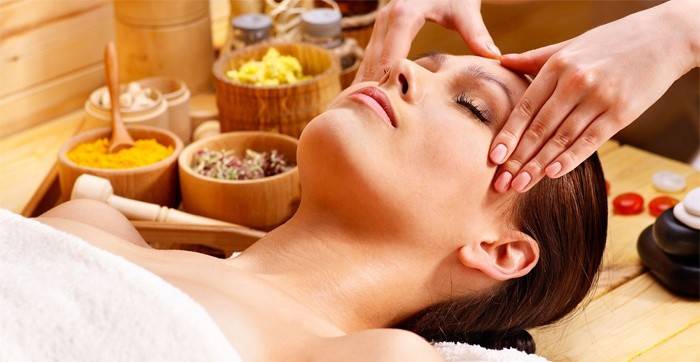 Massage mặt thẩm mỹ viện