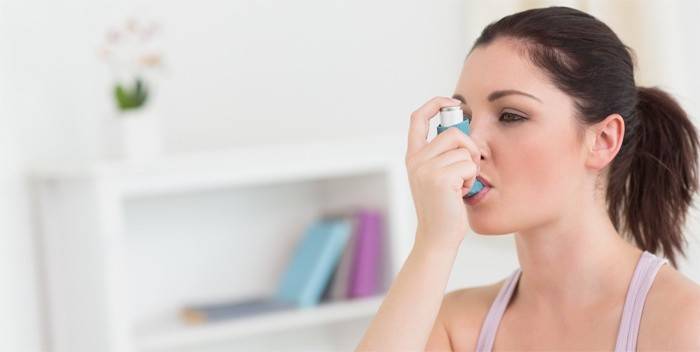 Mädchen benutzt einen Inhalator