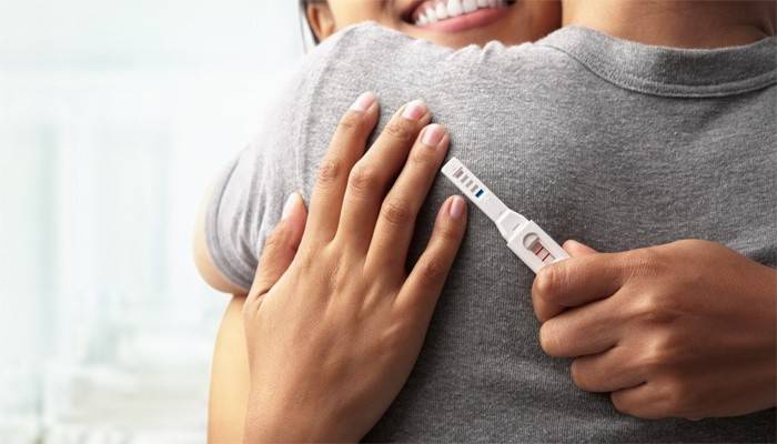 La noia es regocija en una prova d’embaràs positiva