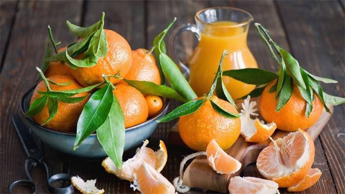 Zitrusfrüchte und Saft von ihnen