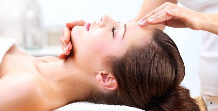 Massage mặt mỹ phẩm cổ điển