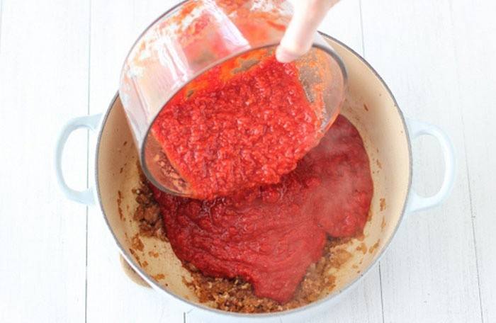 Adăugarea pastei de tomate