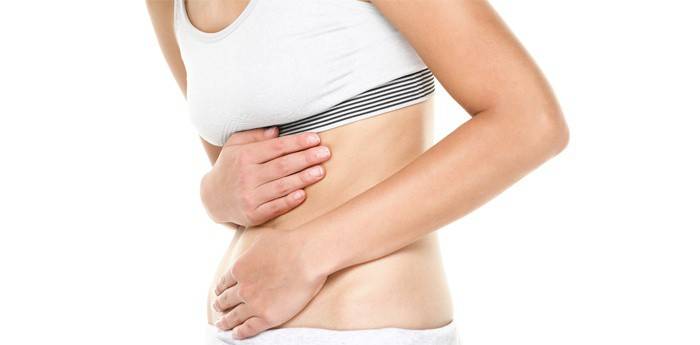 Người phụ nữ có cảm giác khó chịu ở bụng.