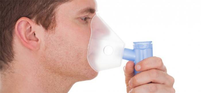 Inhalation eines Erwachsenen durch einen Vernebler