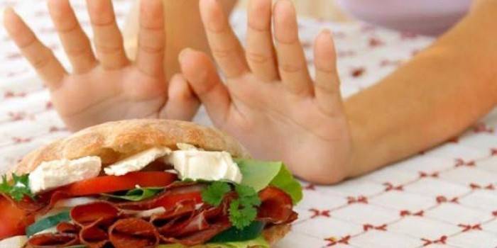 Cô gái từ chối một chiếc bánh hamburger