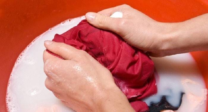 Ngâm là cách chắc chắn nhất để làm sạch vết bẩn trên khăn