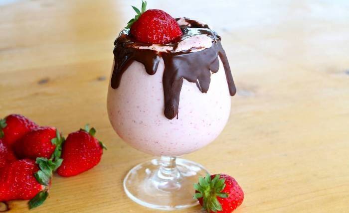Cocktail appétissant aux fraises et au chocolat