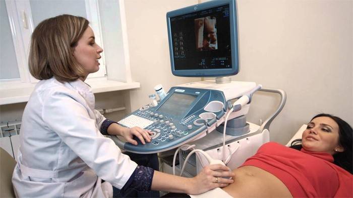 Ragazza incinta che fa un'ecografia