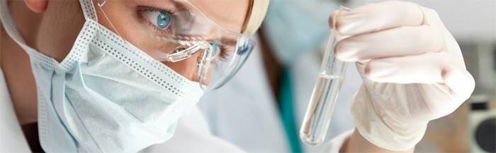 Laborantin untersucht Prolaktinhormon-Test