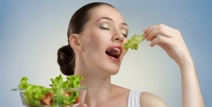 Niña comiendo ensalada