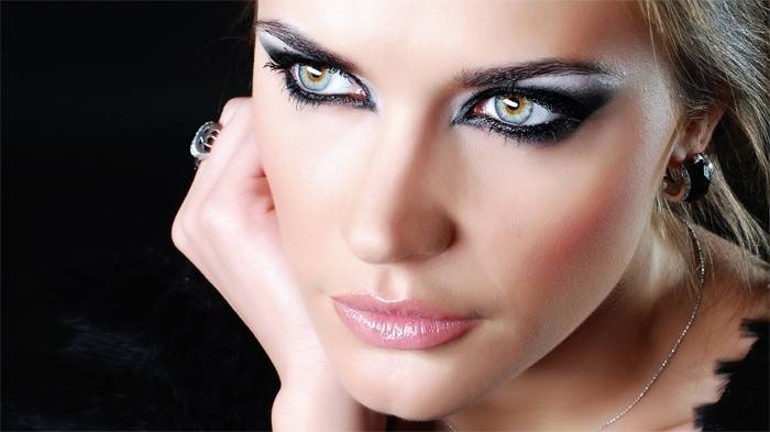 Fille avec un maquillage lumineux
