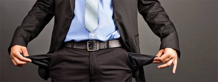 Bolsos vazios de um homem