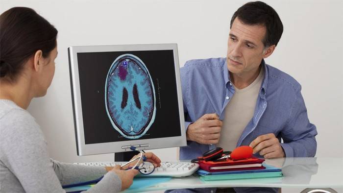 Le médecin et le patient discutent des résultats du diagnostic cérébral.