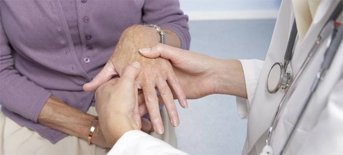 El metge identifica els símptomes de l'artritis reumatoide
