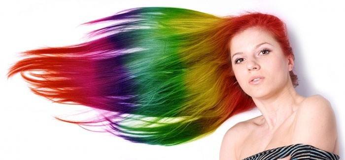 O uso de rímel colorido nos cachos da casa
