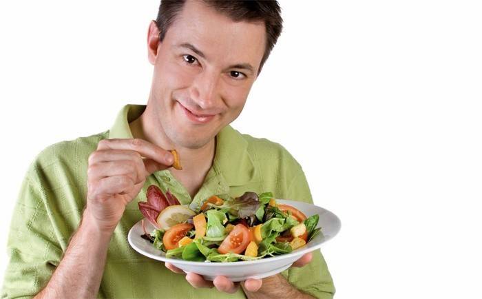 Hombre tiene ensalada saludable