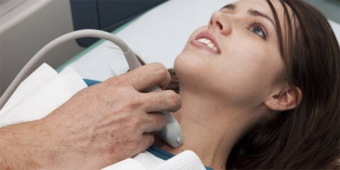 Ang ultrasound ay ginagawa sa isang batang babae.