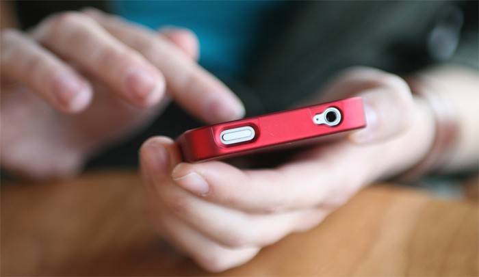 Un homme tient un smartphone dans sa main